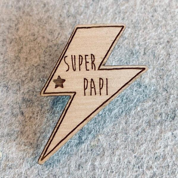 Pin's en bois - Super papi