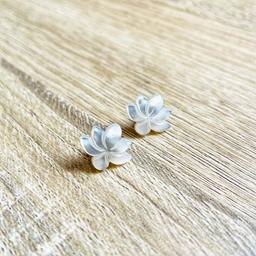 Puces d'oreilles Lotus Nacre blanche