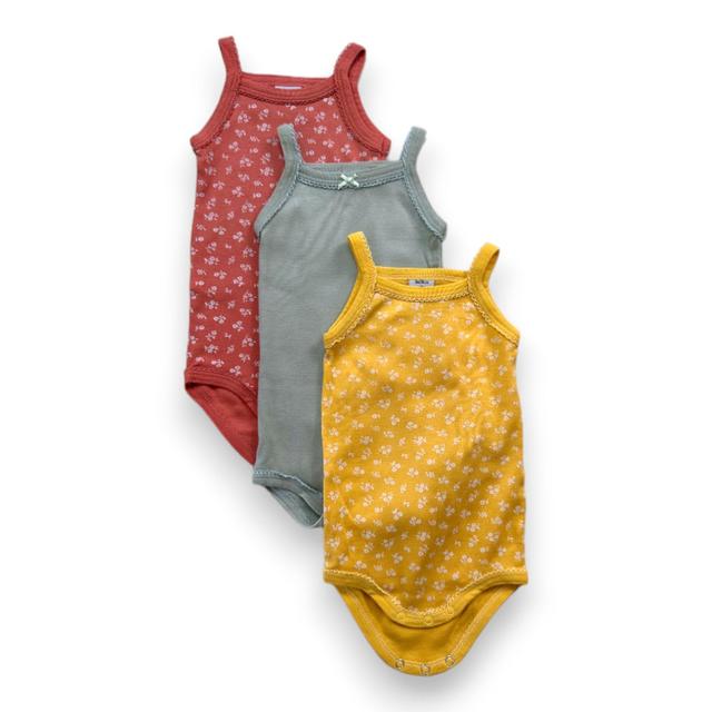 PETIT BATEAU, Lot de 3 bodies jaune vert et rose, 3 mois